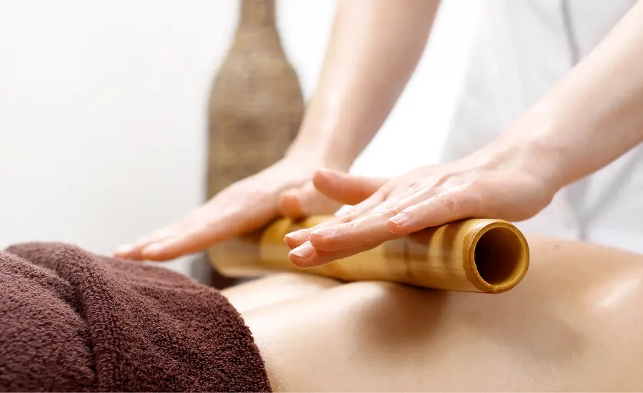 Massagem  com bambooterapia